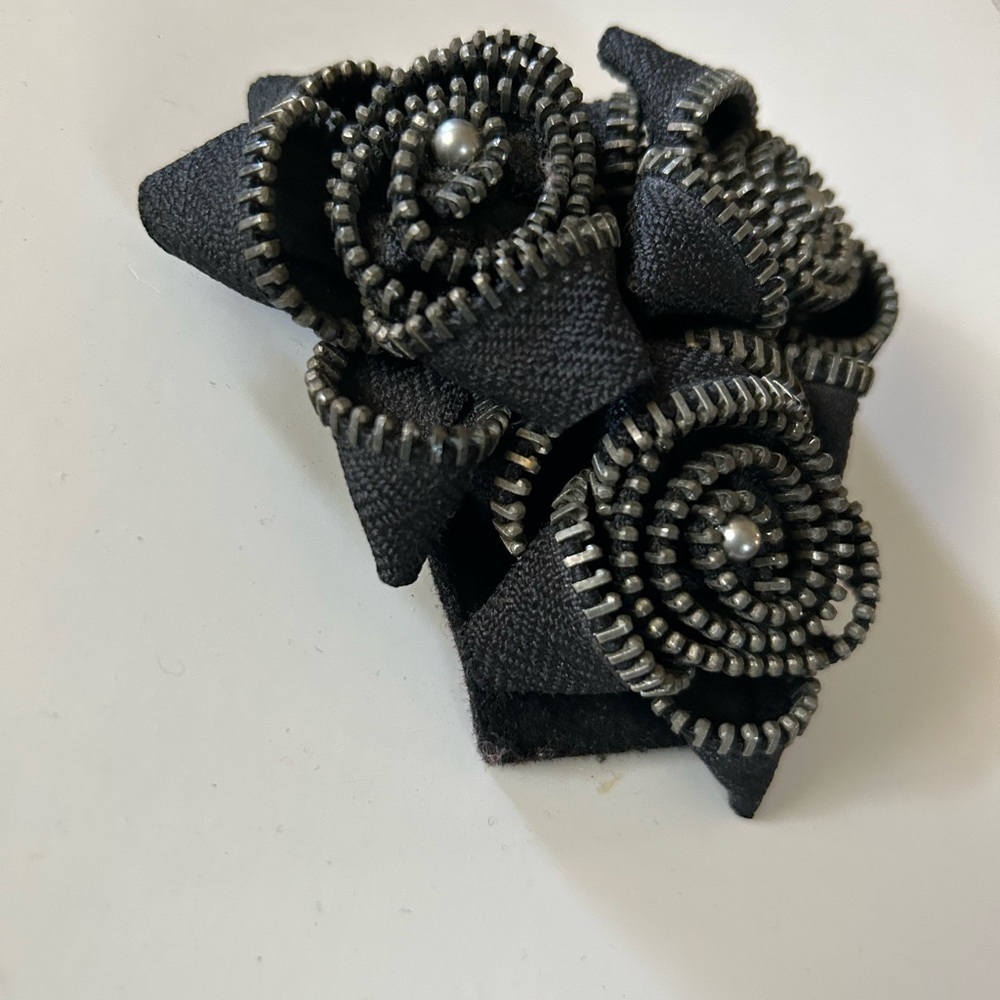 Goth Zipper Roses Brooch - Picture 7 of 7